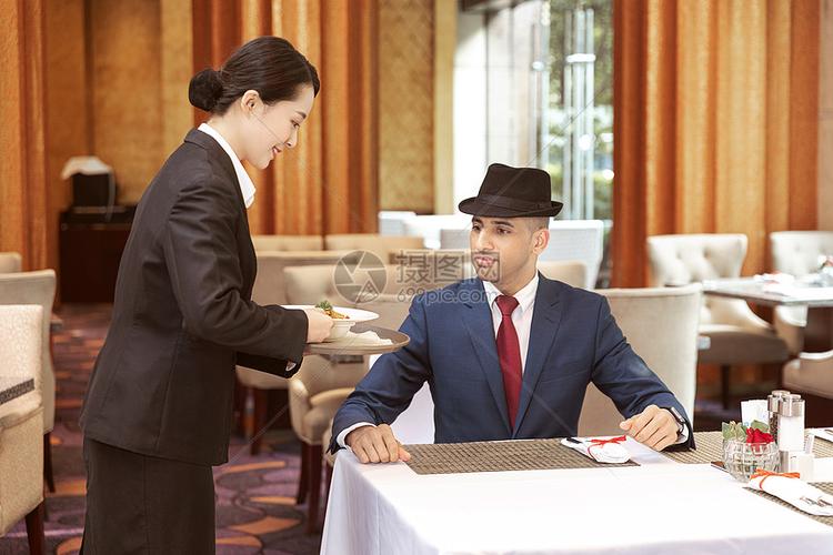 酒店服务餐厅服务员给客人上菜高清图片下载-正版图片501420396-摄